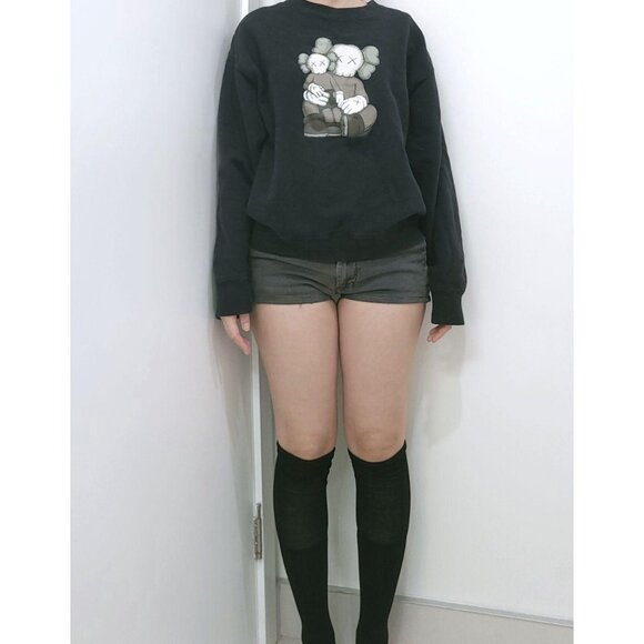 Uniqlo x KAWS Black Oversized Sweatshirt - Picture 3 of 7